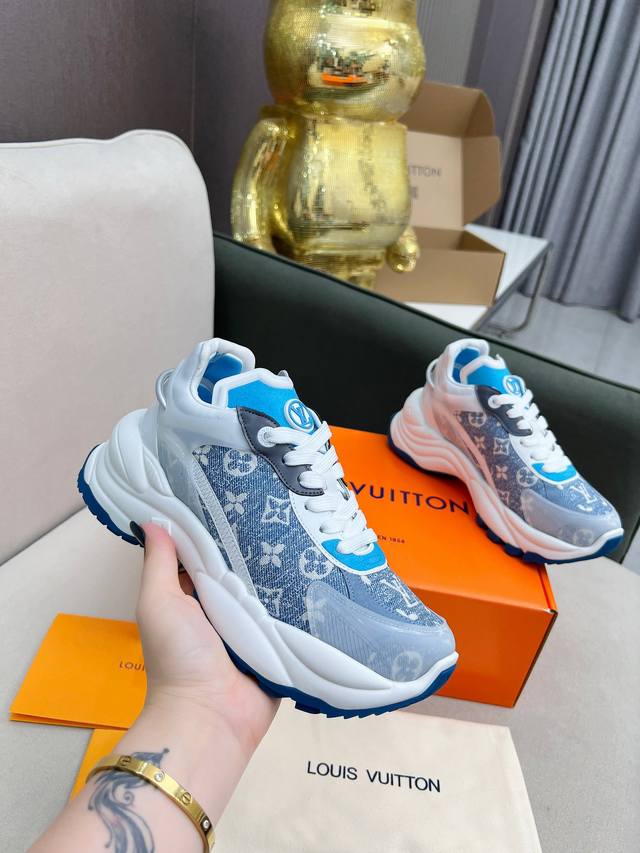 p430 Lv路易威登Run 55 运动鞋拼合网格面料、橡胶和粘胶等科技材质，搭配牛皮革材质，共同洋溢运动格调。Monogram 帆布后袢带等标志性元素传递品牌