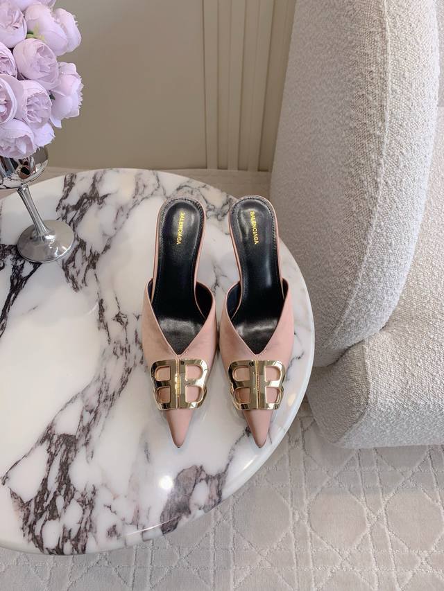 出厂价360 Balenciag*经典款高跟后空鞋 小尖头设计拉长腿部线条 经典双B扣装饰大气又耐看 鞋面真丝 内里垫脚羊皮 意大利真皮大底 跟高7Cm 尺码3