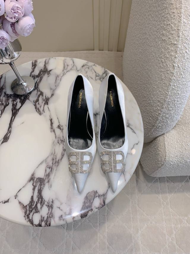 出厂价400 Balenciag*经典款高跟单鞋 小尖头设计拉长腿部线条 经典双B扣装饰大气又耐看 鞋面真丝 内里垫脚羊皮 意大利真皮大底 跟高8Cm 尺码35