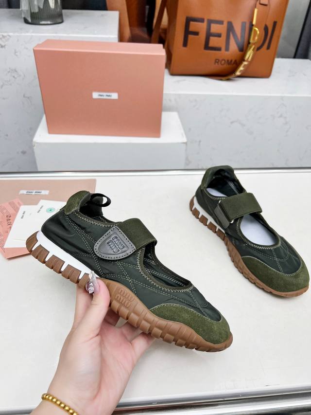 Miu Miu 2025早春休闲运动鞋，马丽珍橡筋，运动布料拼接皮革，舒适的运动四季鞋 面料：牛皮+牛猄+拼接休闲布 里料：牛皮里 大底：原板开模 四个颜色：白