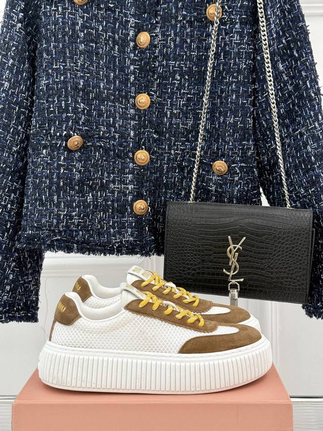 厂价390 miu Miu/缪缪25S新品复古 厚底小白鞋德训鞋 缪缪这一季也太少女 太好看了！ 简约的设计搭配做旧的风格真的很复古！ 3Cm增高 小个子穿起来