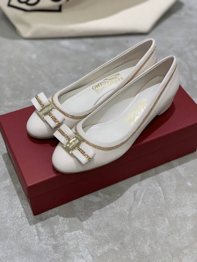 工厂价 平底390 中跟400 现货代购级别Sf Salvatore Ferraga*O 最新菲拉*慕圆头链条蝴蝶结单鞋蝴蝶结和鞋头都饰有金色链条装饰该鞋款灵活