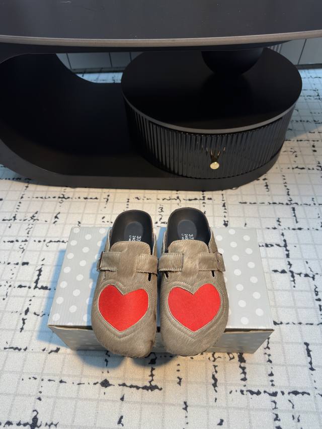 birkenstock 博肯 25Ss早春新款 爱心包头半拖 这两个品牌刚出联名我就心动了 代购找很久才买到货，真的一鞋难求，真的超级好看，姐妹们给我冲！ 面料