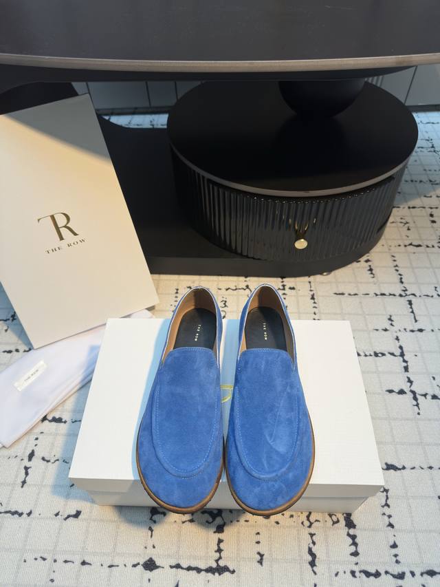 the Row 25Ss 春夏季新款 乐福鞋 单鞋 第一眼看到这个鞋子就爱上了，带点复古味随意搭配都好看！ 各大网红博主都在穿它，整个鞋子非常柔软，好穿不磨脚。