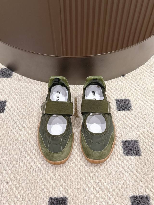p330。码数35-40。（41定做） miumiu 缪缪2025春夏最新款玛丽珍魔术贴单鞋！太好看啦！大爆款再次来袭，魔术贴的设计真的是可可爱爱！ miumi