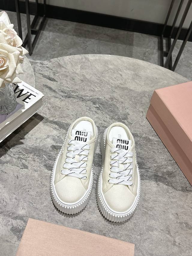 330 缪缪Miumiu2025春新款 厚底饼干鞋 半拖最新走秀款，经典升级 舒适度与时髦度并存 每个颜色搭配都好看，设计搭配不同风格需求 鞋面:原版定制布 内