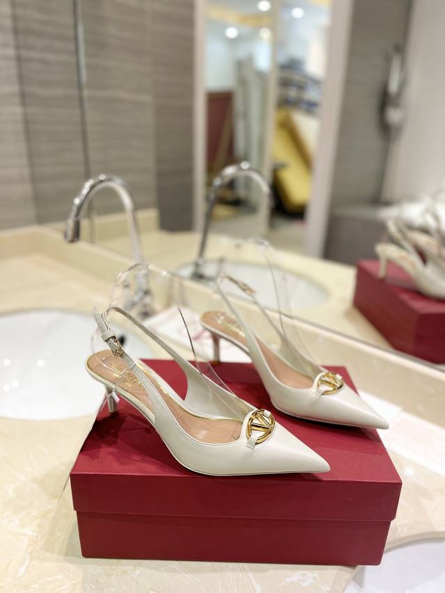 p350Valentino 2024新款 最新Logovlogo Signature淡金色配饰饰扣 与性感尖头完美结合简直是夏天时髦巅峰原版复刻Vlogo小牛皮