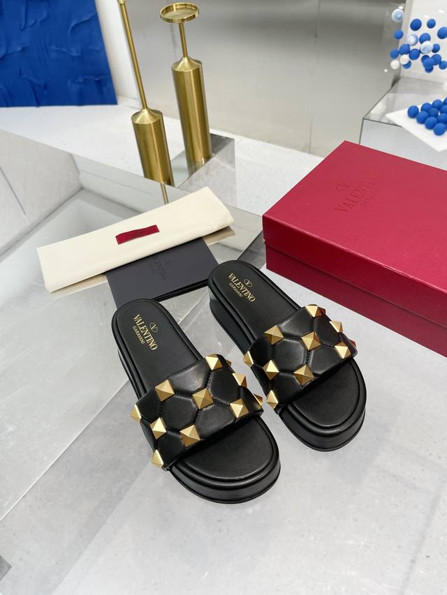 工厂价:310 华伦天奴 铆钉厚底拖鞋 大铆钉系列 Vt家22S早春新品！经典靴型+英伦拼色设计，经典耐看！原版倒模楦型，极致1:1形体，进口高端织针呈现出精致