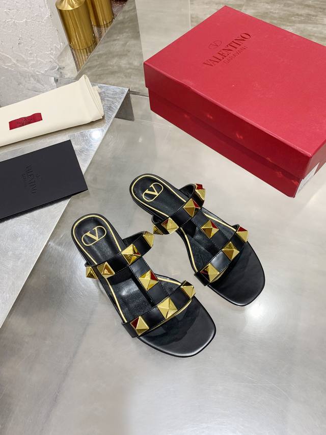 工厂价:330 valentino华伦天奴铆钉经典凉鞋 全新原版升级，脚感超级舒适， 方便穿脱 超贴心哦！ 鞋面混种牛皮 内里垫脚混种羊皮 意大利黄牛皮大底纹路