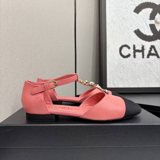 2025Ss Chanel小香风香奈儿中空玛丽珍鞋凉鞋，经典与时尚交织。标志性黑与拼色鞋面，优雅别致，双C元素低调彰显品牌格调。精致金属饰链点缀，灵动吸睛。简约