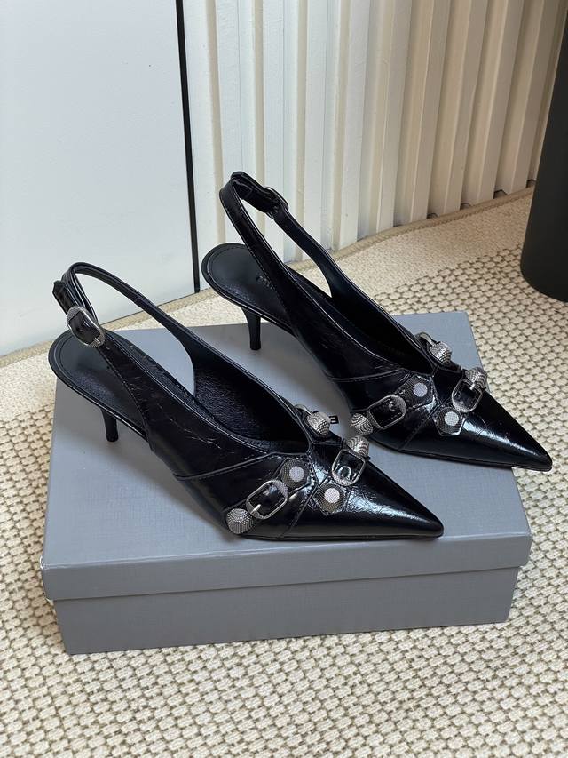 p390- 25Ss春夏新款Balenciaga金属铆钉机车朋克风尖头高跟单鞋 后空凉鞋 辣妹必备这双Cagole拖鞋鞋型是淑女拖鞋上面的铆钉又超级朋克街头简直