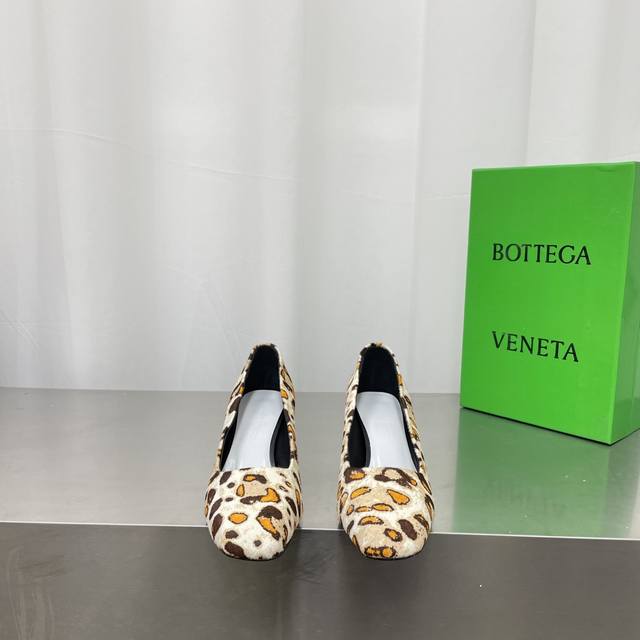 高品质出厂P380 顶级品质Bv Bottega Veneta葆蝶家25春夏爆款猫跟马毛豹纹单鞋跟鞋！ 对标对版 五金原版一致 请对比官图 原版马毛材质 对版