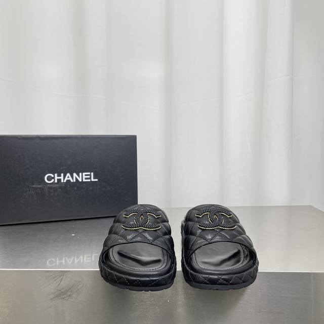代购级别工厂出P360 chane* 香奈儿 小香家25年春夏新品 双C柳叶扣厚底凉拖鞋 电脑刺绣菱格松糕凉鞋不要太舒服了 上脚妙增高4Cm 鞋面：进口小羊皮