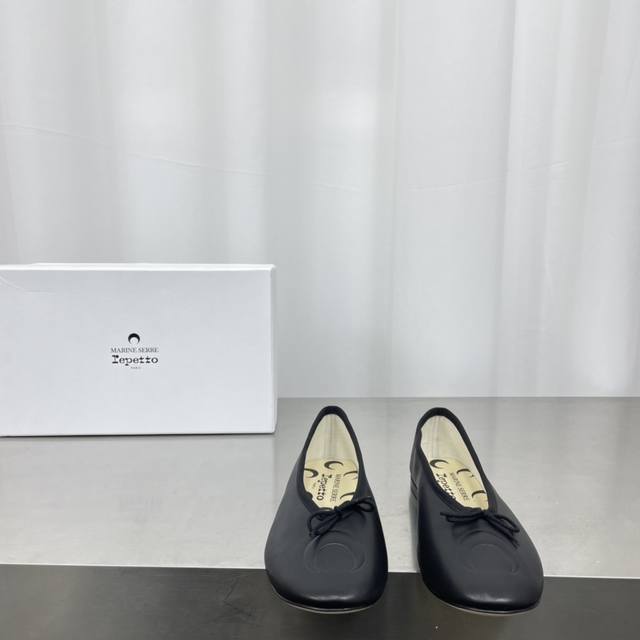 360Marine Serre X Repetto 联名款 月牙印花浅口 芭蕾舞鞋 单鞋 鞋头和鞋垫里面都印了月亮的标志！ 上脚脚感舒适显瘦 配啥啥好看哈！ 仙