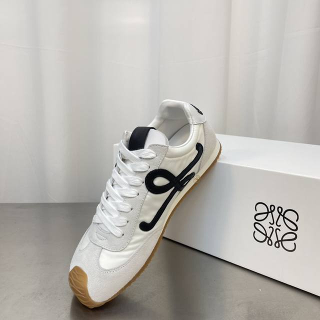 360Loewe 25Ss新款巴黎时装 Balletrunner 芭蕾运动鞋 阿甘鞋 经典一眼就爱上的！拼接的极简风格真的做到极致！实在太百搭，随便穿搭就可以很