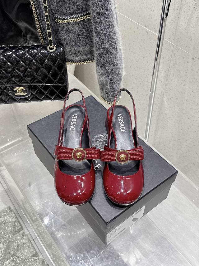 360 小众潮牌Versace 范思哲2025春夏新款蝴蝶结圆头玛丽珍高跟单鞋后空凉鞋高跟拖鞋 ———————————— 米兰秀场同简约干练的版型，童话般的亚特