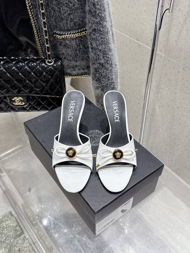 350 小众潮牌Versace 范思哲2025春夏新款蝴蝶结圆头玛丽珍高跟单鞋后空凉鞋高跟拖鞋 ———————————— 米兰秀场同简约干练的版型，童话般的亚特