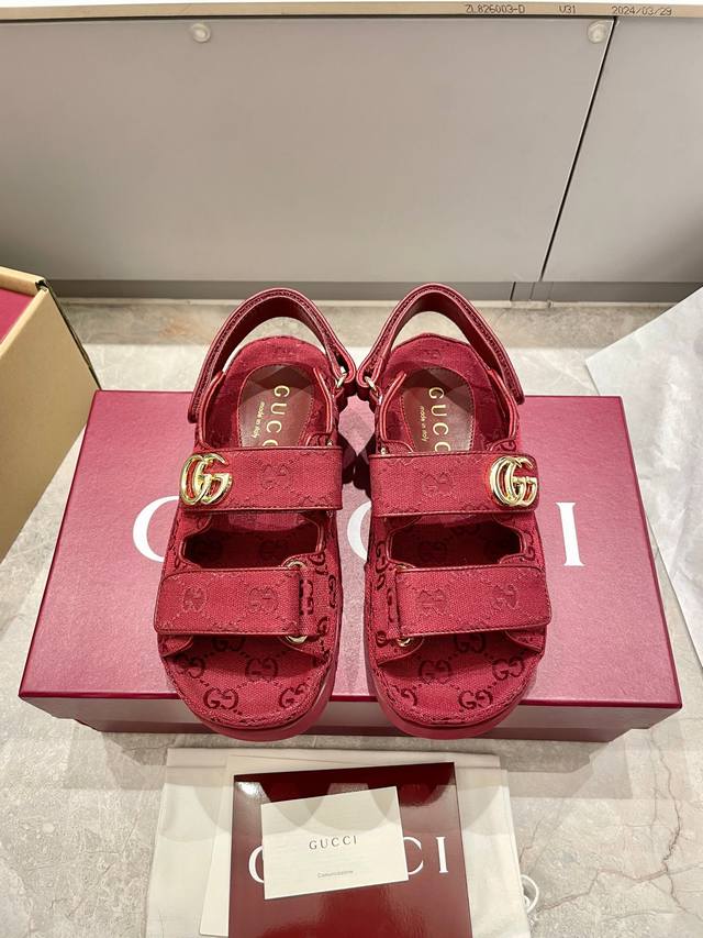 批340 Gucci 25新款厚底沙滩凉鞋 这款凉鞋缀饰备受喜爱的双G造型配件，为整个设计注入一抹低调的品牌标识魅力，与魔术粘带的多功能性相得益彰。 面料Gg帆