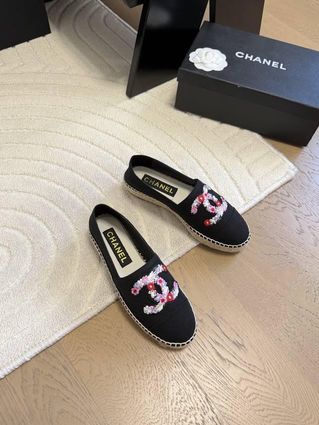 批250 Chanel 渔夫鞋～ 我家的渔夫鞋质量不多介绍了哈，拿过的都知道！原版定制的鞋面，并且我家的大底是原版半透明大底，不透明的大底是不对版的，全套正品