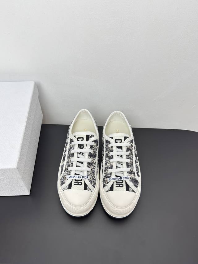 批350 Dio…R Ss25 New Arrival～ cd 25春夏 厚底鞋新品，经典版型搭配新颖且富含寓意的刺绣图案，让每个新色都焕发新意！ * 主体：棉