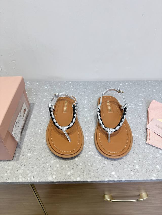 300Miu Miu 缪缪 25Ss春夏新款 夹脚 凉鞋 人字拖 全球各大代购官网火爆上市. 走秀场曝光 非常留行的美拉德配色平底鞋，电绣工艺设计、独特风格，非