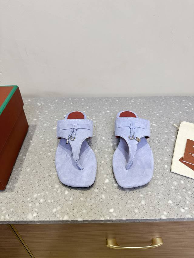 390Loro Piana 诺悠翩雅 25Ss春夏系列 复古英伦风 夹脚 拖鞋 原来这就是传说走两万步都不会累脚的夹脚把颜值和脚感都拿捏住了 上脚一走就会被彻底