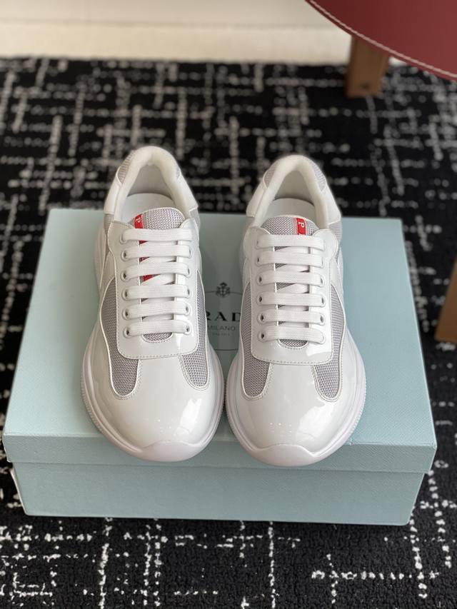 代购级440 prada 普拉达 25Ss 春夏新款 情侣款 休闲鞋 采用进口纯色漆皮 拼接网孔牛皮鞋面，立体几何分割 精工制造，缝线均匀，皮质质感一览无余，多