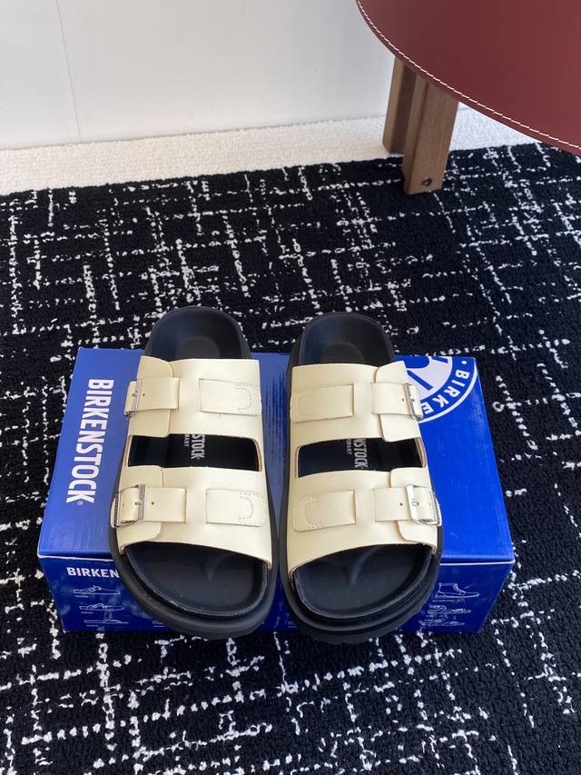 代购级300 birkenstock 博肯 潮流时尚休闲拖鞋 人体工程学设计符合脚形的脚床，软木材质穿着超级轻便舒适，楦形线条优美，做工精致，长时间穿着不累脚。