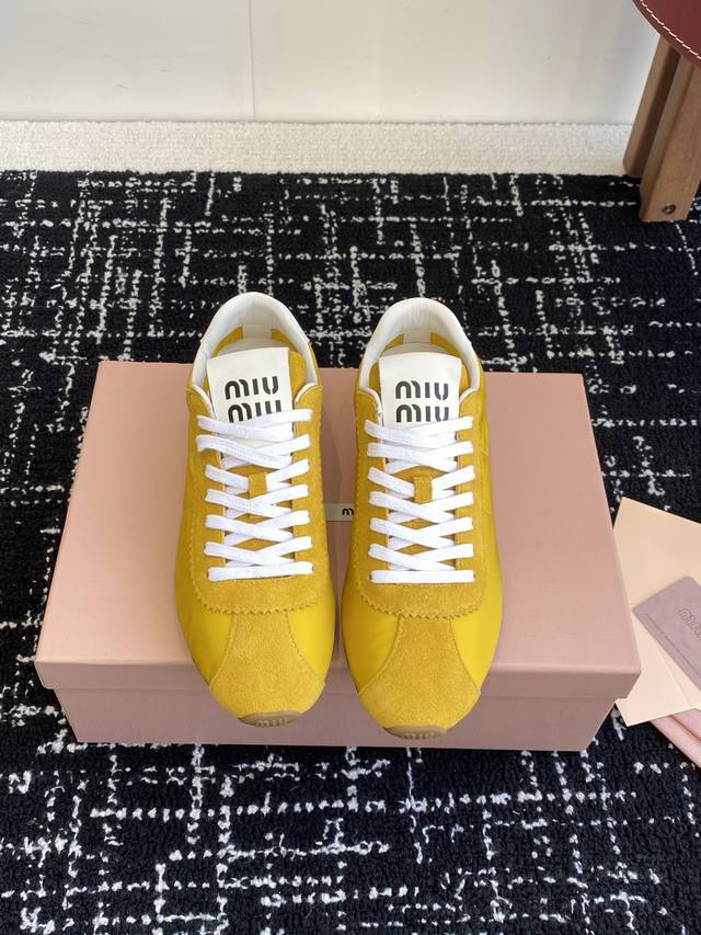 代购级350 miumiu 缪缪 25Ss早春新款 走秀新款一脚蹬懒人鞋 德训鞋 官方春夏走秀新款，时髦百搭·即可咸又可甜·一点也不磨脚 无论光脚穿还是搭配袜子