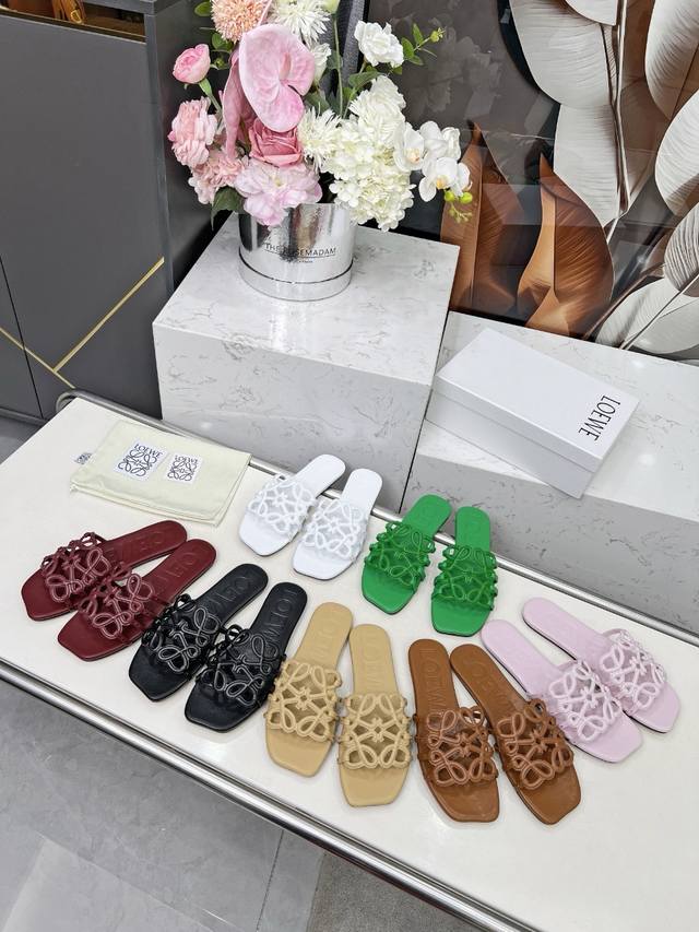 罗意威Loewe2025Ss夏季限定镂空拖鞋，真的太好穿了！！！真的强烈推荐给各小仙女。 面料：采用优质头层牛皮，像胶底P210。真皮底P260。35-43