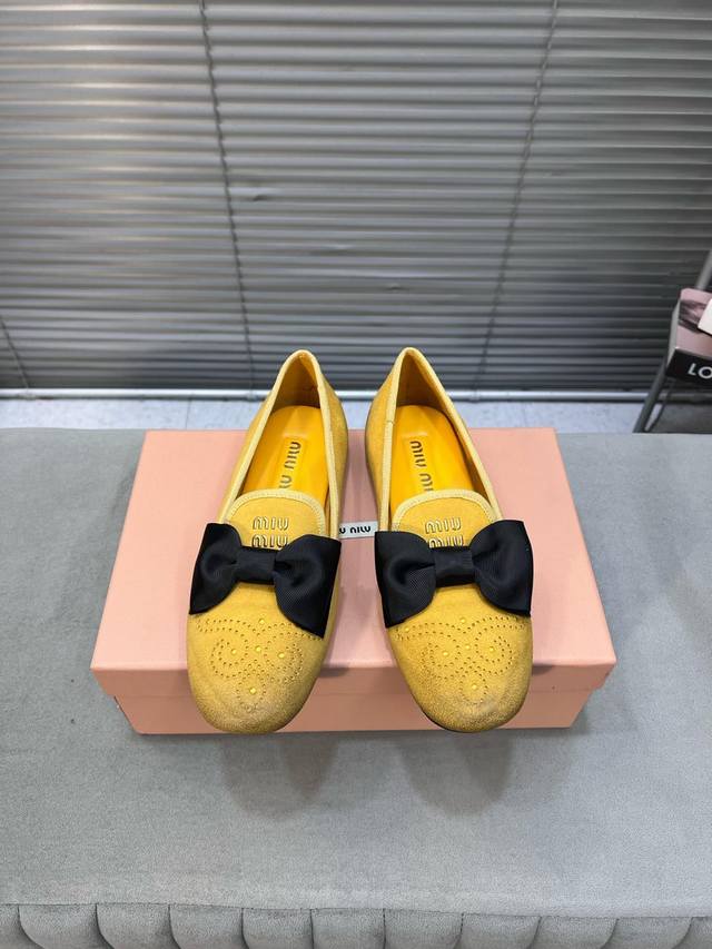 出厂P350单鞋 miumiu/缪缪春夏走秀新款一脚蹬懒人鞋半拖/单鞋 官方春夏走秀新款，时髦百搭·即可咸又可甜· 鞋面：定制进口羊皮/羊京 内里：羊皮 鞋底：
