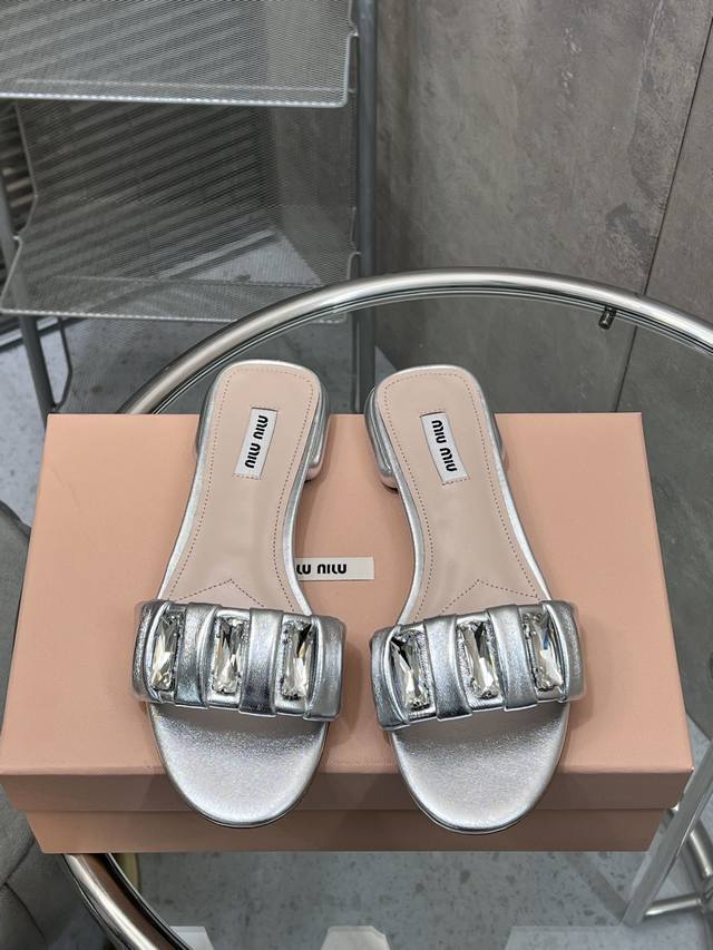 出厂P330 miumiu 缪缪春夏新款水钻平底小羊皮一字凉鞋拖鞋 鞋面：羊皮 鞋底：意大利真皮大底 码数：35-39（40定制）