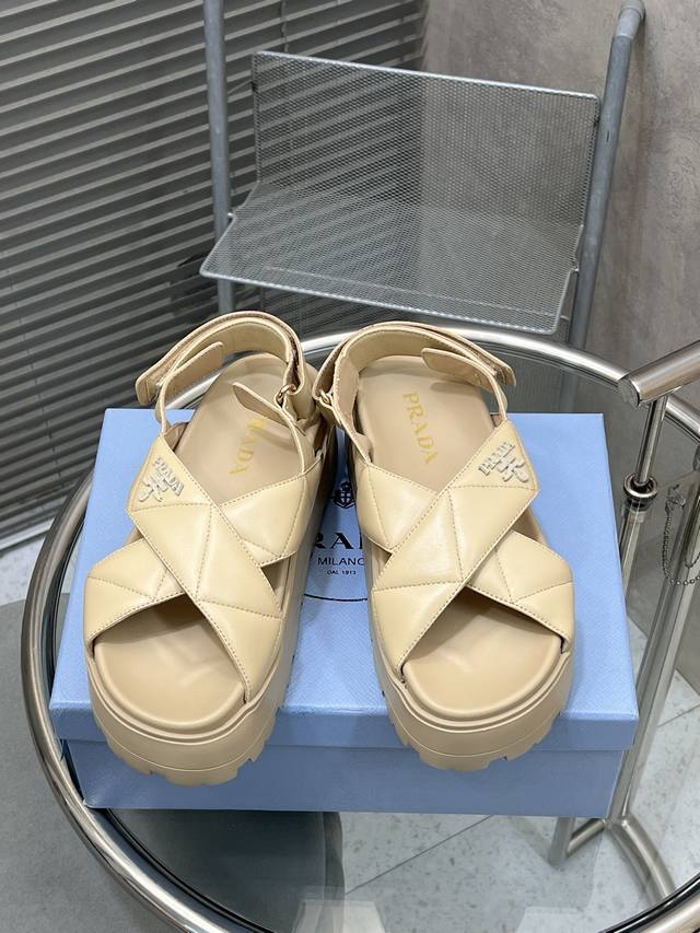出厂P360 Prada 夏季新款厚底凉鞋 ，今年普拉达简直逆天了，款款都好看，这款鞋子穿上舒服感太棒了，巨显腿长，时尚百搭款式， 夏季必备 面料：进口羊皮 内