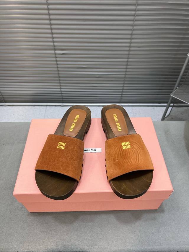 出厂P350配袜子 miumiu 繆繆 25Ss春夏 木板拖鞋 miumiu的这双拖鞋，针织袜套穿硬底拖鞋，多种色彩，混搭的，必将成为明年夏季的一道风景线 鞋面