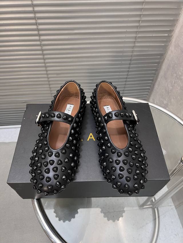 工厂价P380 alaia 走秀款椭三角钉钉平底芭蕾鞋平底单鞋！ 甜酷芭蕾风，人气超高的一款芭蕾鞋，浪漫又迷人舒适百搭。 原版订制羊皮面料， 羊皮内里/垫脚、私