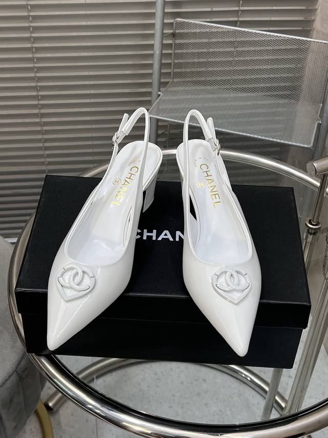 出厂P390 chanel 小香新款爱心尖头单鞋 鞋面：进口羊皮/漆皮面 垫脚：内里羊皮， 原版真皮大底 跟高：6Cm size:35-40（40定做）