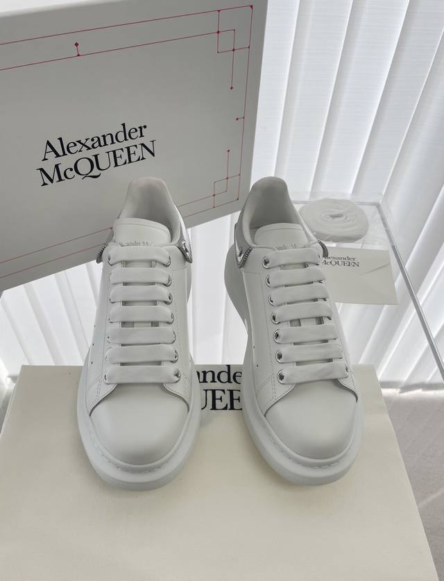 alexander Mcqueen2023新款小白鞋，如同璀璨的星辰在你的脚下绽放光芒。 这款鞋的设计，就像是一场精心策划的时尚盛宴。经典厚底设计，既提升了你的