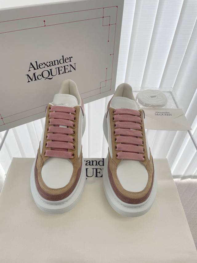alexander Mcqueen2023新款小白鞋，如同璀璨的星辰在你的脚下绽放光芒。 这款鞋的设计，就像是一场精心策划的时尚盛宴。经典厚底设计，既提升了你的