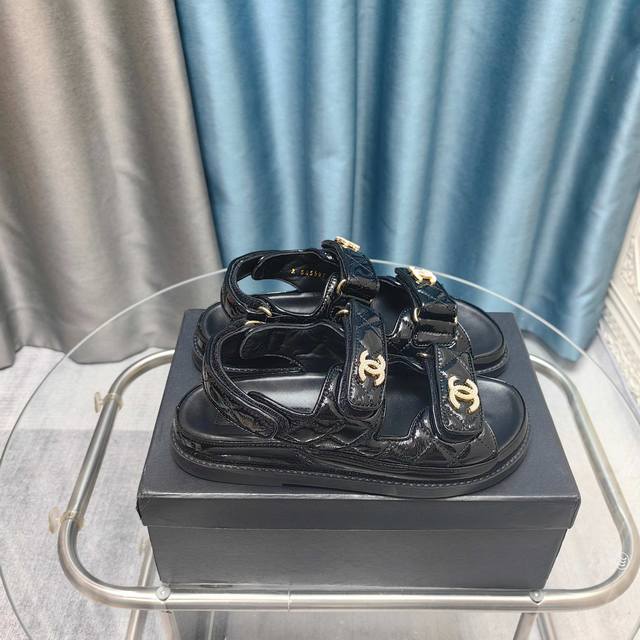 橡胶底版本 2025春夏最新面料——专柜主推魔术贴沙滩凉鞋新色系列上新 ★★★★★ 众多明星网红上脚，国内外博主刷爆的一个百搭系列，春夏衣橱搭配必备 凉鞋首选.