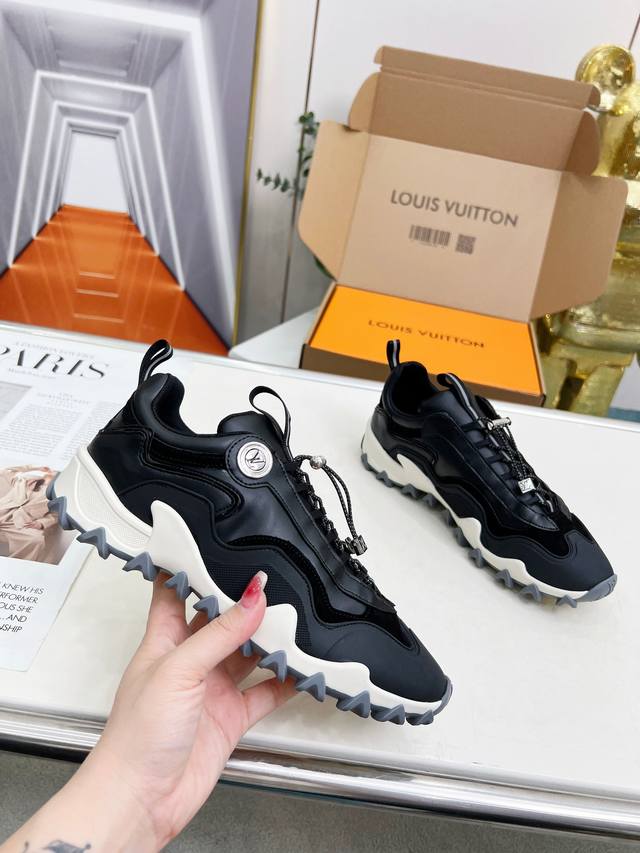 p440本款男女款 Lv Rush 运动鞋取材 Monogram 压纹牛皮革等混合材质，瞩目亮相路易威登 柔韧波浪形外底巧妙呼应海洋主题，混合材质，Lv Cir