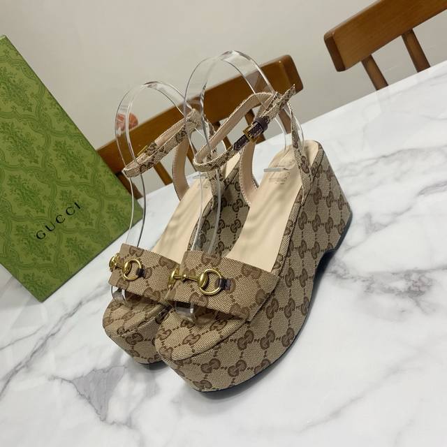 310 gucci 古奇 坡跟水台凉鞋，恨天高系列，妥妥的欧美风 鞋面牛皮/布，里垫为羊皮，橡筋底 前掌：5Cm，后跟：8.5Cm 码数：35-39(40.41