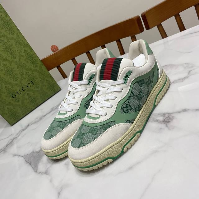 390 男款10 gucci Re-Web系列 情侣款·运动鞋，顶级版本 鞋面为进口头层牛皮封口油边/Gg老花布电绣工艺，内里为水染羊皮，注塑一体垫脚，原版开模