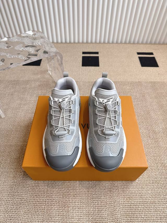 新色增加 530Lv 路易威登Runner Tatic系列 厚底 休闲运动鞋跑鞋 顶级版本，本款 Runner Tatic 运动鞋融合网格面料和饰带等科技材质，