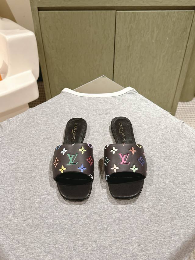 360 | 225 驴家新品 New Arrival～Lv春夏单宁平底拖鞋.单宁色搭配的棕色皮质，也太出彩了！性感舒适，拉满了夏日美鞋能给的满分情绪价值.凉鞋的