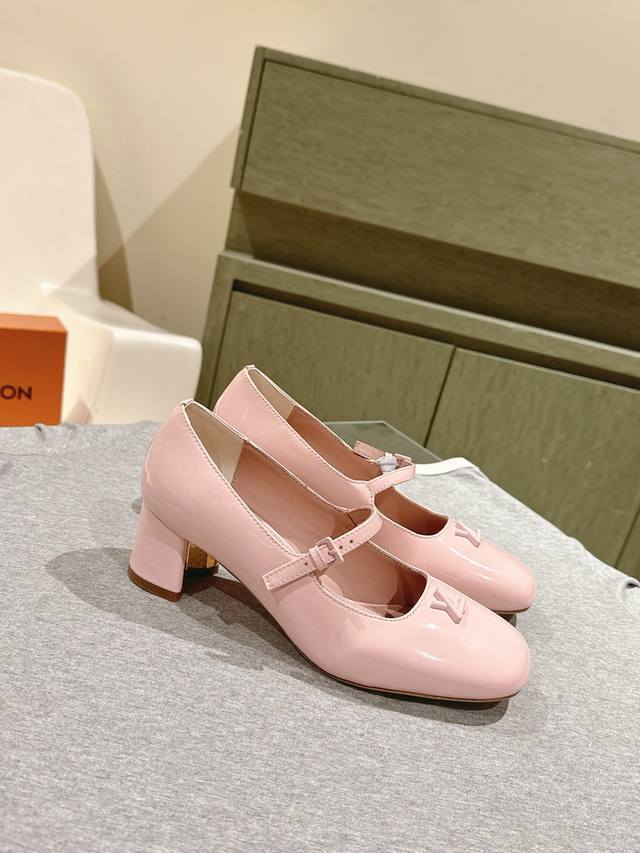 420 | 225 驴家早春新品 New Arrival～Lv春夏玛丽珍鞋，也太出彩了！时尚性感舒适，拉满了夏日美鞋能给的满分情绪价值.鞋的造型也很乖巧好看呀！