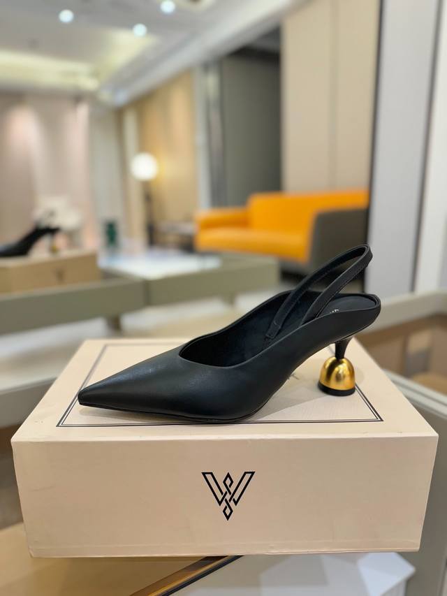 价格：480 2025春秋新款全网独家授权 vanda Novak来自意大利品牌 全网独家 耗时3个月研发 鞋跟独特设计酒杯 重磅系列 众多联手意大利品牌 推出