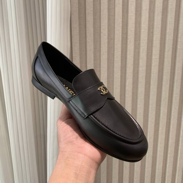 p360 | 小香 25 2025 春夏新品 专柜经典走秀款 小香英伦风双C钻扣乐福鞋 系列上新 时尚圈的绝绝子 搭配将演绎着细致 极简 永不褪去的经典元素 展