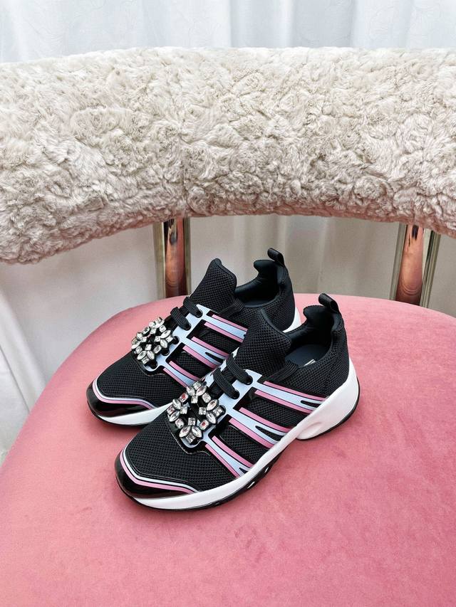 p390 * 2025小鲤鱼钻扣绑带网面女厚底软运动鞋 黑色款运动鞋，犹如夜幕下的精灵，神秘而酷炫。黑色网面材质透气轻盈，粉色与灰色条纹的加入，打破单调，增添灵