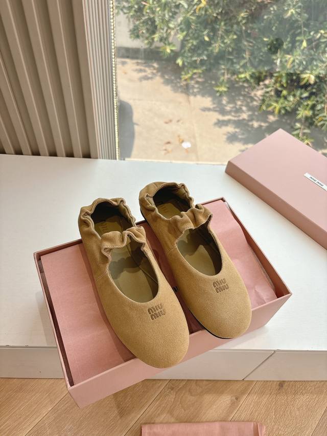 360所见即所得G0286顶级版本 代购级别2025春夏时装周Miu Miu谬谬新出松紧芭蕾乐福鞋真的让人一整个心都融化除了中间夹着一颗钱币这种细节之外、鞋型整