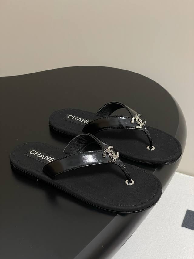 p310- chanel 25P小香双C钻扣夹趾拖鞋多巴胺人字拖鞋 延续上一季的五金金属装饰元素 这次设计结合了更出挑，更夸张的配件但它完全不会过于花哨 能很好